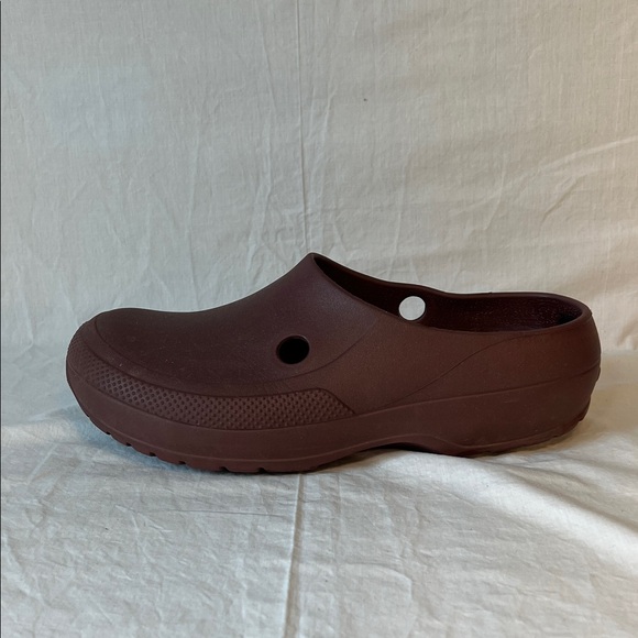 CROCS Men's 7/Womens 9 in Burgundy Slip-On Mammoth Mule Clogs - Picture 6 of 9